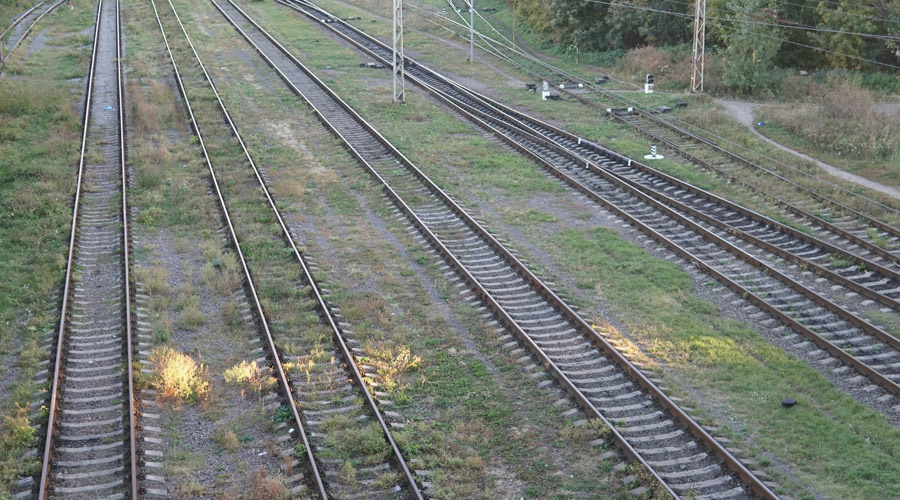 Wir übernehmen die Innenreinigung von Zügen und Bahnen – ob Sitzbereiche, Böden, Griffe oder Sanitäranlagen – genauso wie die Außenreinigung von Wagen oder Triebzügen. Wir übernehmen die Innenreinigung von Zügen und Bahnen – ob Sitzbereiche, Böden, Griffe oder Sanitäranlagen – genauso wie die Außenreinigung von Wagen oder Triebzügen.