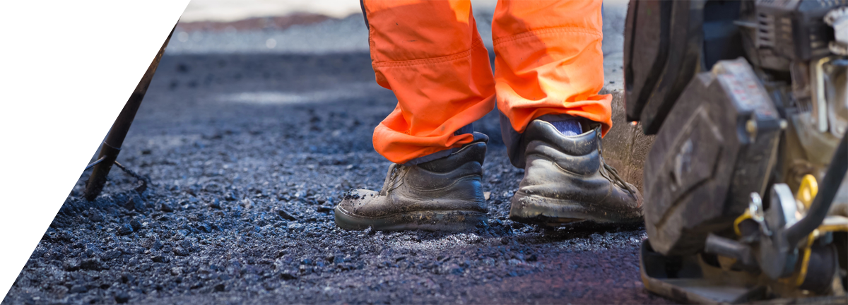 Wir übernehmen die Straßenpflege für öffentliche, gewerbliche und private Flächen – vom Gehweg bis zur Betriebsausfahrt. Wir übernehmen die Straßenpflege für öffentliche, gewerbliche und private Flächen – vom Gehweg bis zur Betriebsausfahrt.
