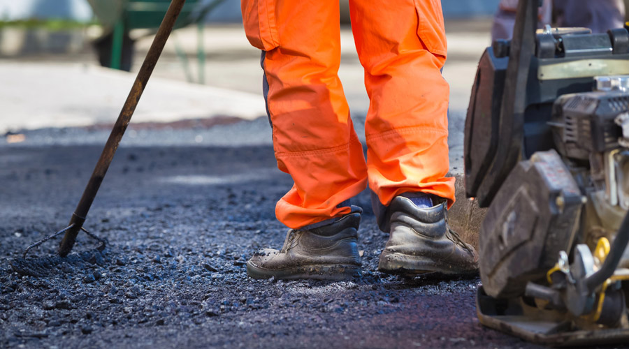 Wir übernehmen die Straßenpflege für öffentliche, gewerbliche und private Flächen – vom Gehweg bis zur Betriebsausfahrt. Wir übernehmen die Straßenpflege für öffentliche, gewerbliche und private Flächen – vom Gehweg bis zur Betriebsausfahrt.