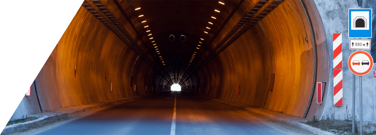 Wir kümmern uns um die verkehrssichere Absperrung der Tunnelröhren, leiten den Verkehr um, errichten Schutzzonen für die Arbeiten und sichern Ein- und Ausfahrten Wir kümmern uns um die verkehrssichere Absperrung der Tunnelröhren, leiten den Verkehr um, errichten Schutzzonen für die Arbeiten und sichern Ein- und Ausfahrten