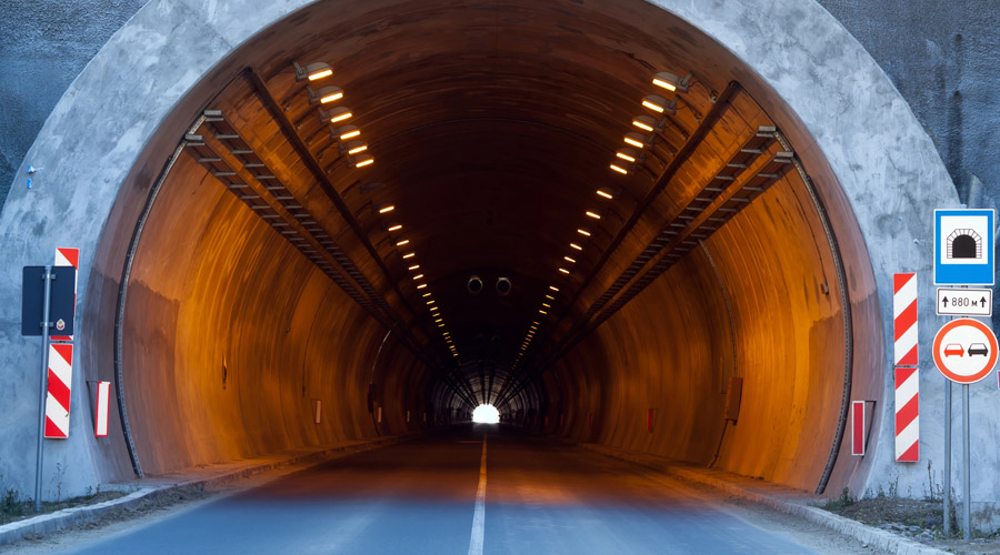 Wir kümmern uns um die verkehrssichere Absperrung der Tunnelröhren, leiten den Verkehr um, errichten Schutzzonen für die Arbeiten und sichern Ein- und Ausfahrten Wir kümmern uns um die verkehrssichere Absperrung der Tunnelröhren, leiten den Verkehr um, errichten Schutzzonen für die Arbeiten und sichern Ein- und Ausfahrten